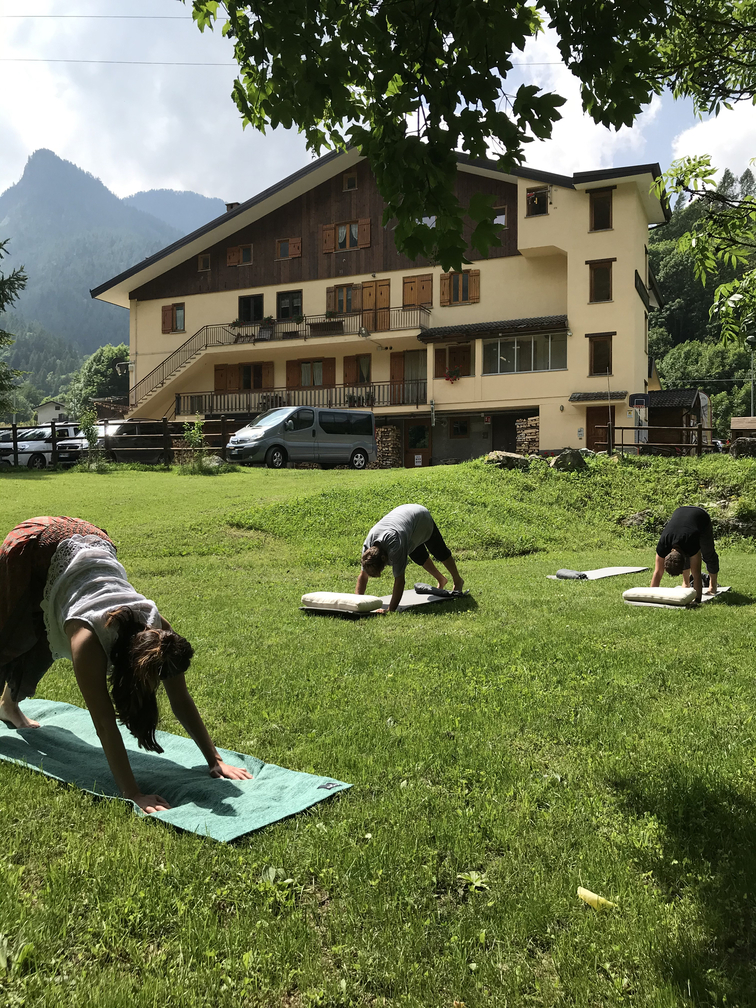 albergo le marmotte-lezione yoga mattutina